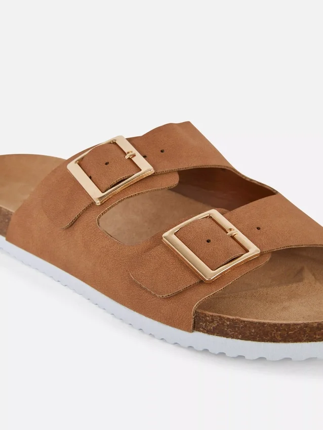 Sandalen mit zwei Riemen und Schnalle