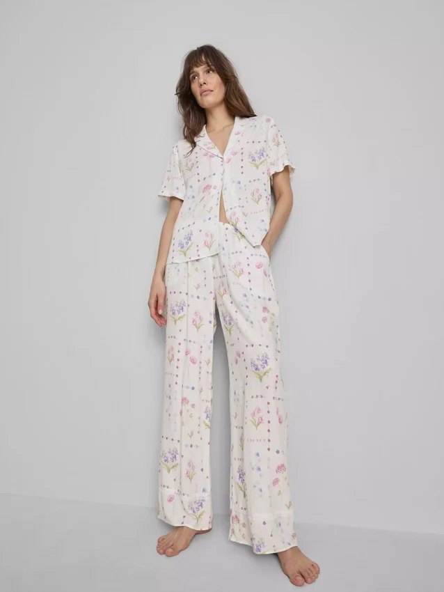 Schlafanzughose mit weitem Bein und Blumenmuster