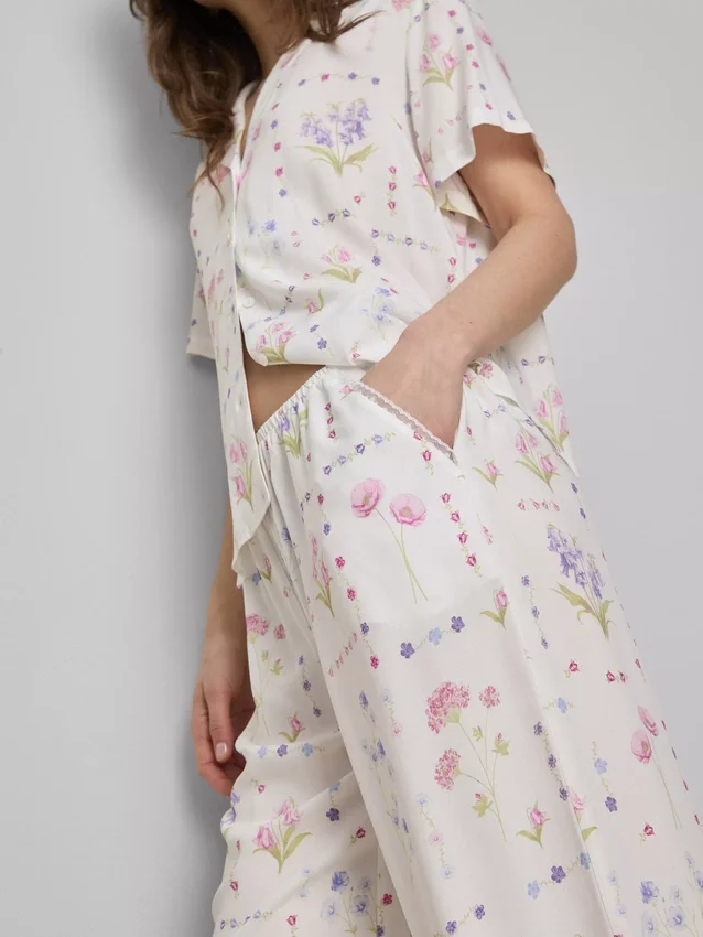 Schlafanzughose mit weitem Bein und Blumenmuster