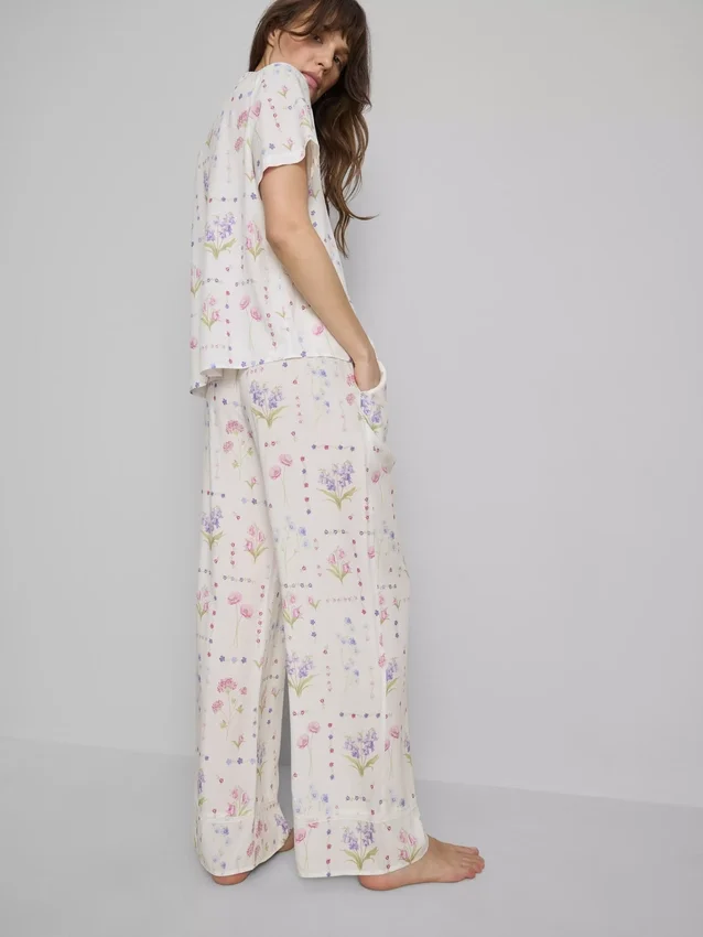 Schlafanzughose mit weitem Bein und Blumenmuster