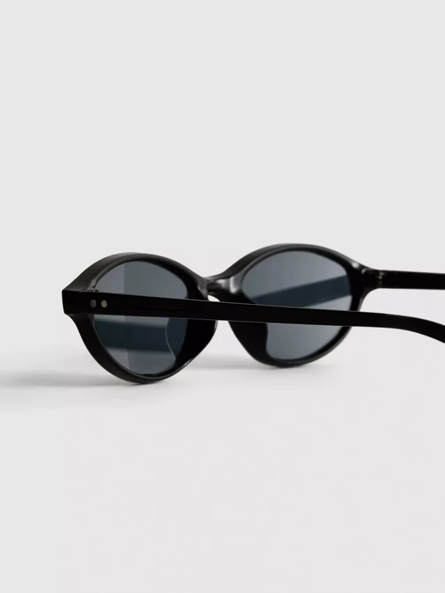 Schlanke, ovale Sonnenbrille