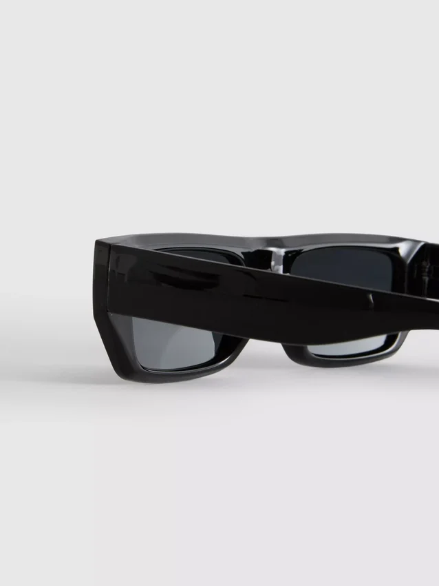 Schlanke Sonnenbrille mit rechteckigem Rahmen