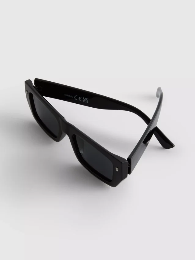 Schlanke Sonnenbrille mit rechteckigem Rahmen