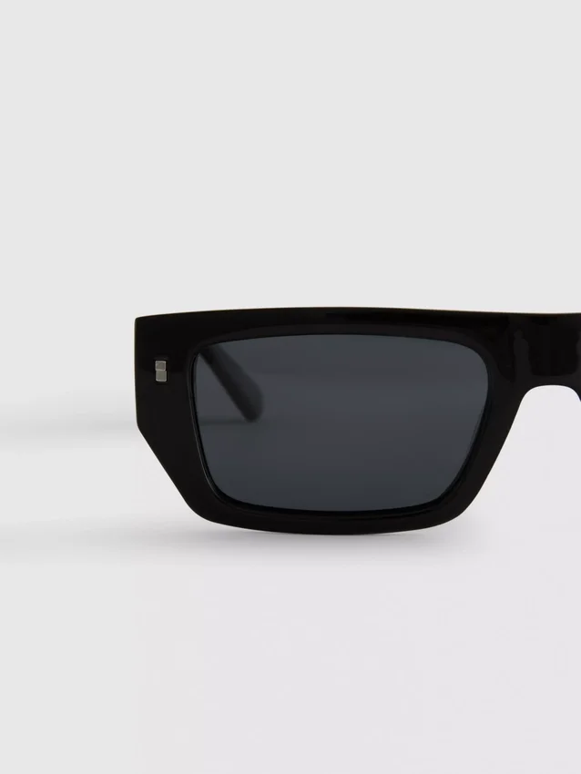 Schlanke Sonnenbrille mit rechteckigem Rahmen
