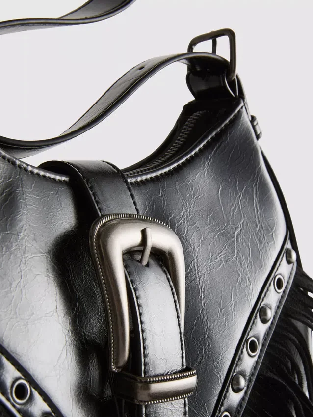 Schultertasche mit Fransen und Schnalle