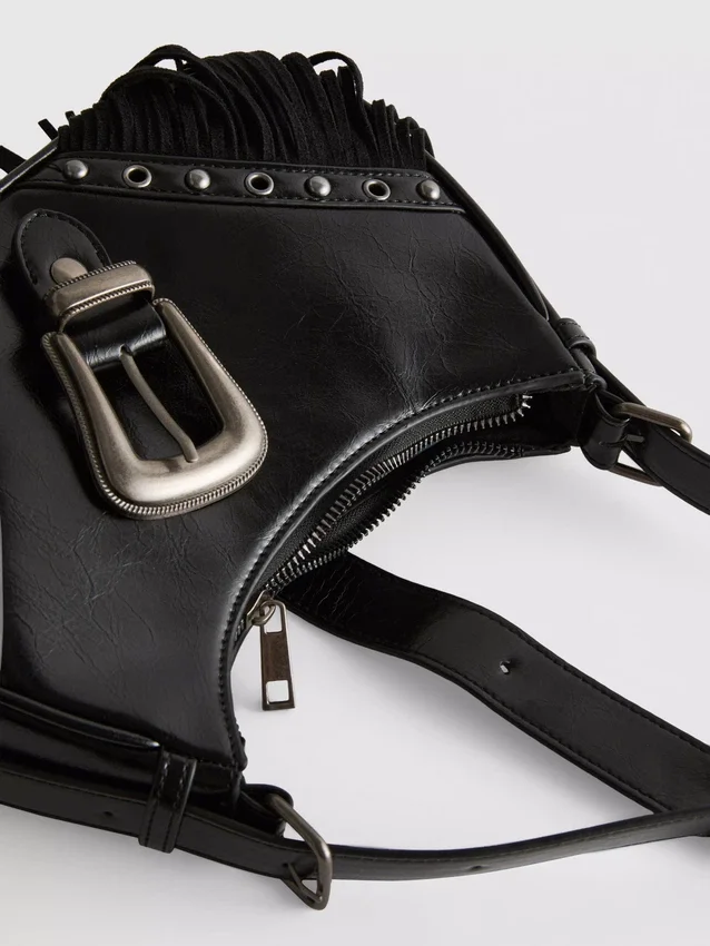 Schultertasche mit Fransen und Schnalle