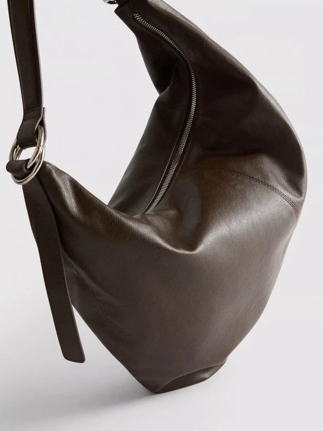 Schultertasche mit Ringdetail