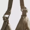 Schultertasche mit Ringdetail