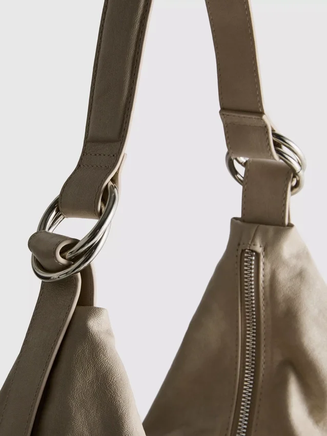 Schultertasche mit Ringdetail