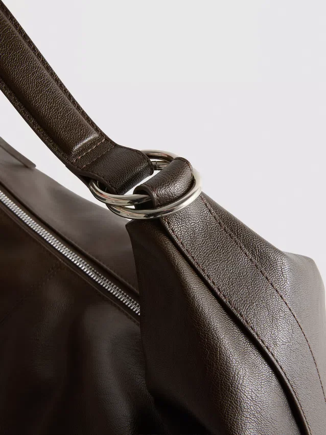 Schultertasche mit Ringdetail
