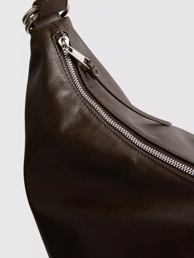 Schultertasche mit Ringdetail