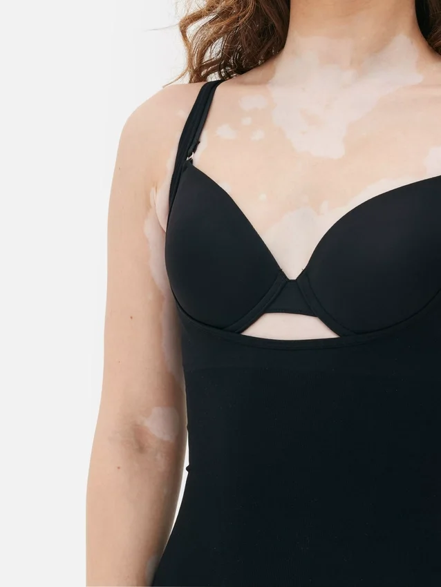 Shapewear-Body mit offenem Brustbereich bis zur Mitte des Oberschenkels