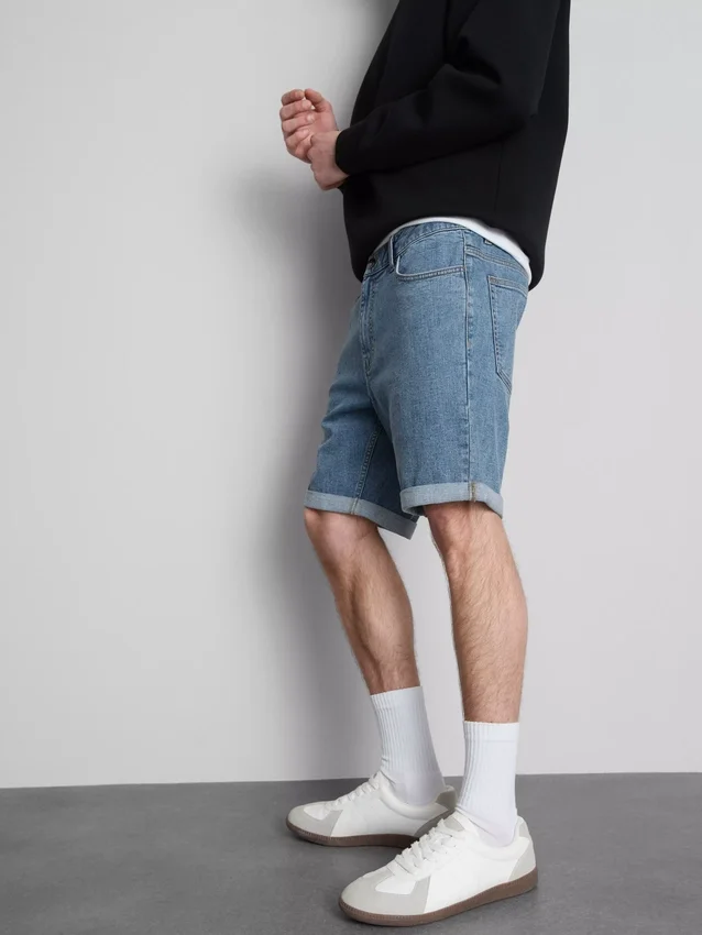 Slim-Fit-Jeansshorts mit mittlerer Leibhöhe