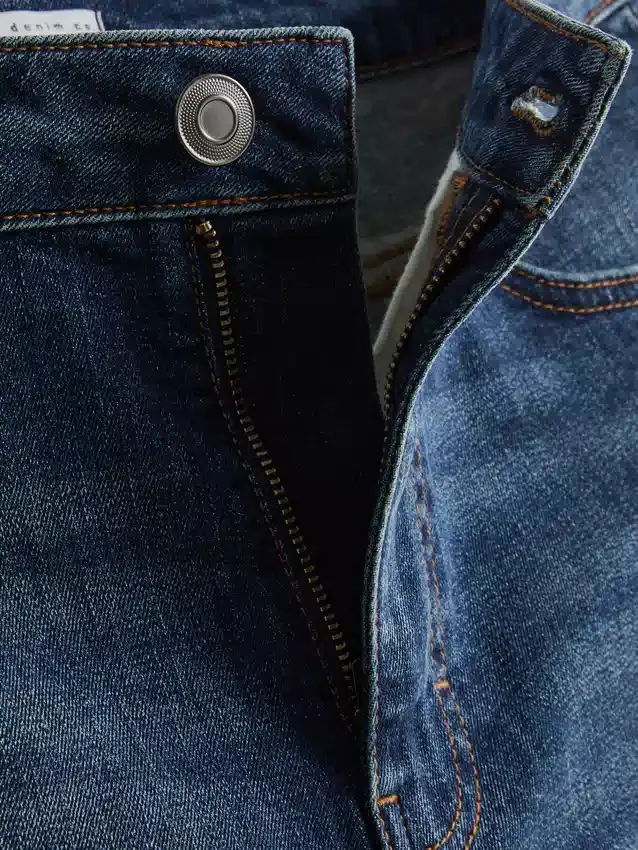 Slim-Fit-Jeansshorts mit mittlerer Leibhöhe