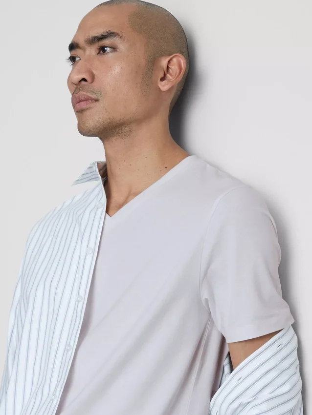 Slim-Fit-Stretch-Hemd mit V-Ausschnitt