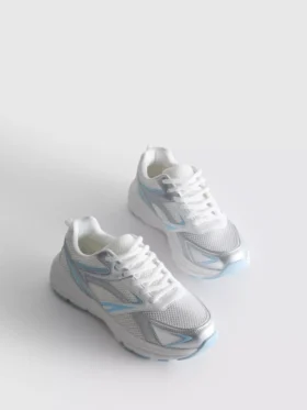 Sneaker aus grobem Mesh