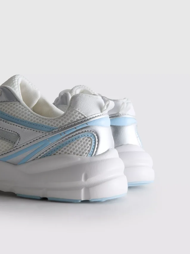 Sneaker aus grobem Mesh