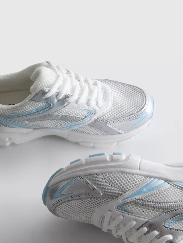 Sneaker aus grobem Mesh