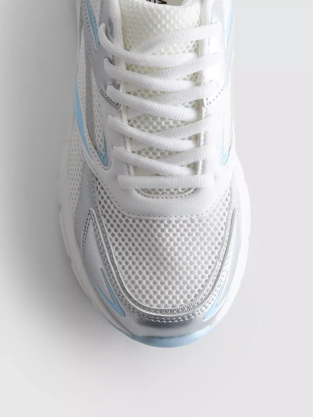 Sneaker aus grobem Mesh