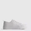 Sneaker mit gestickten Gänseblümli