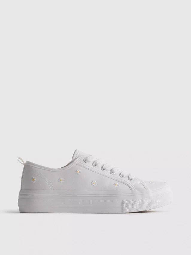 Sneaker mit gestickten Gänseblümli
