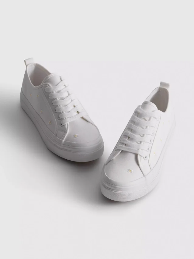 Sneaker mit gestickten Gänseblümli