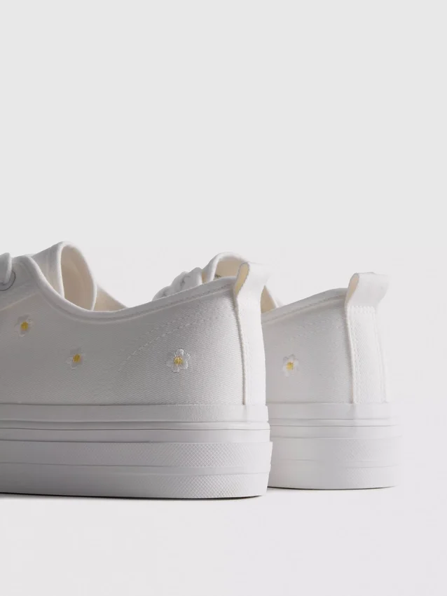 Sneaker mit gestickten Gänseblümli