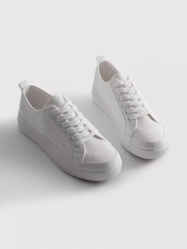 Sneaker mit gestickten Gänseblümli