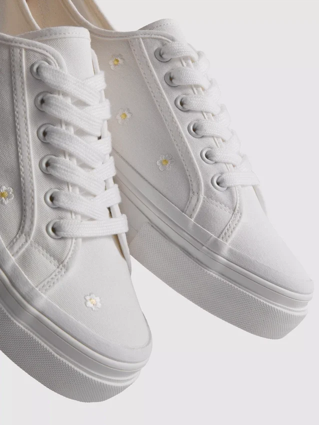 Sneaker mit gestickten Gänseblümli