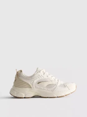 Sneaker mit groben Mesh-Einsätzen