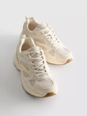 Sneaker mit groben Mesh-Einsätzen