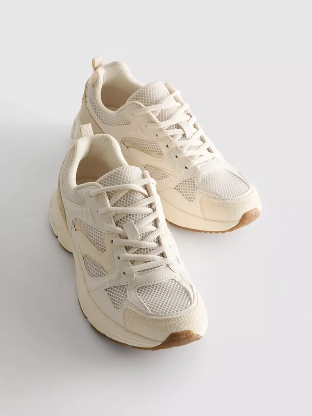 Sneaker mit groben Mesh-Einsätzen