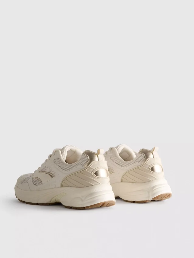 Sneaker mit groben Mesh-Einsätzen