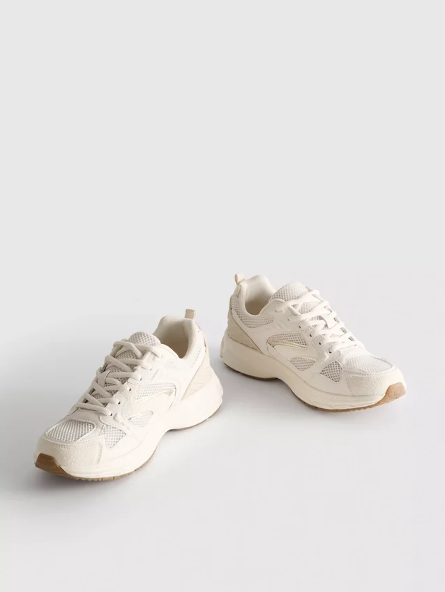 Sneaker mit groben Mesh-Einsätzen