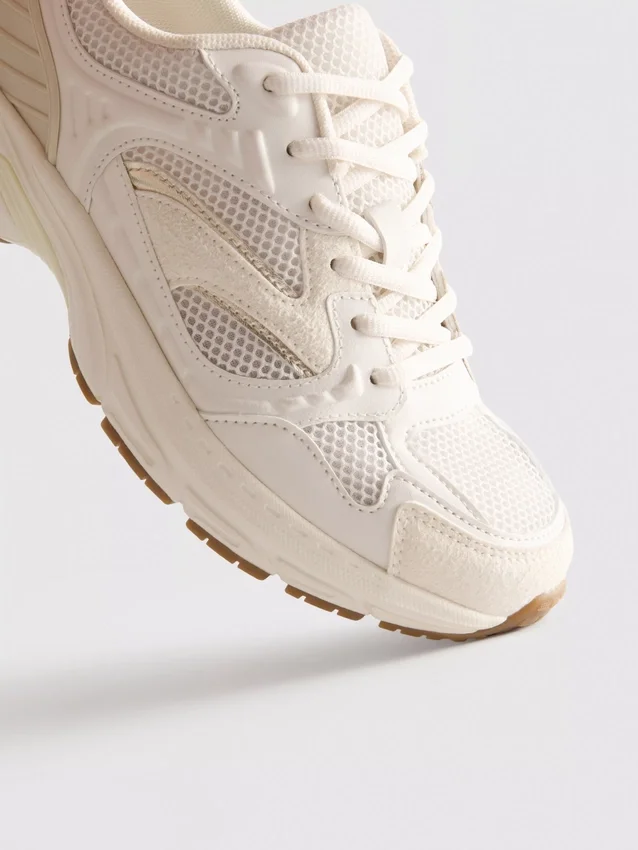 Sneaker mit groben Mesh-Einsätzen