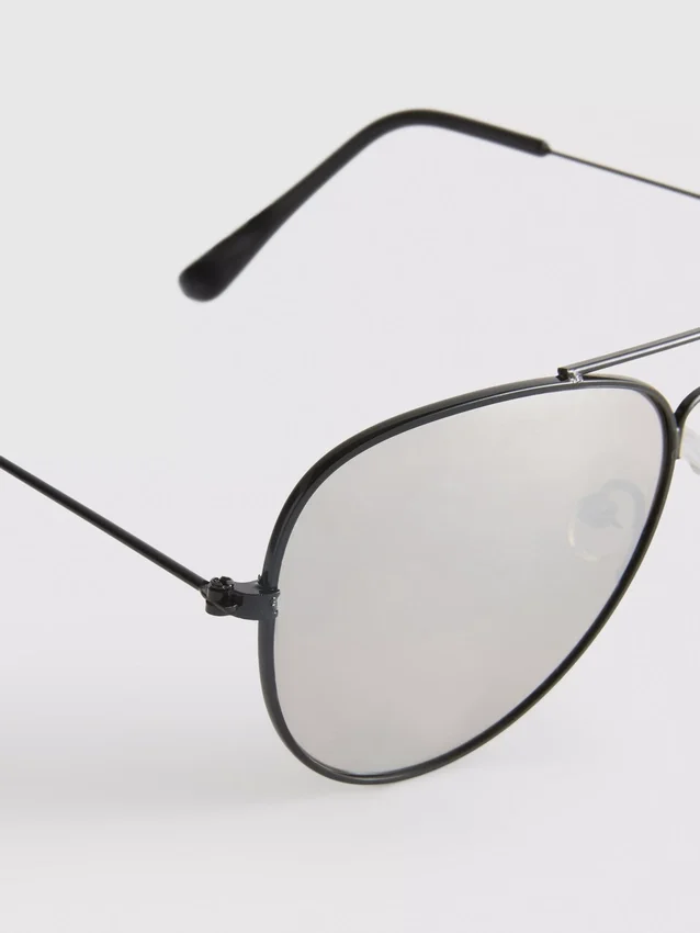 Sonnenbrille im Pilotenstil