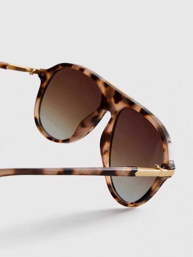 Sonnenbrille im Pilotenstil mit Metallverzierung