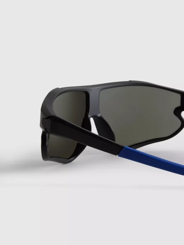 Sonnenbrille im Schild-Design