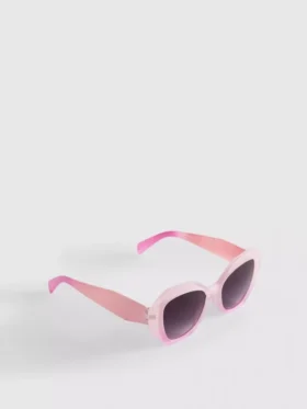 Sonnenbrille mit facettiertem Rahmen