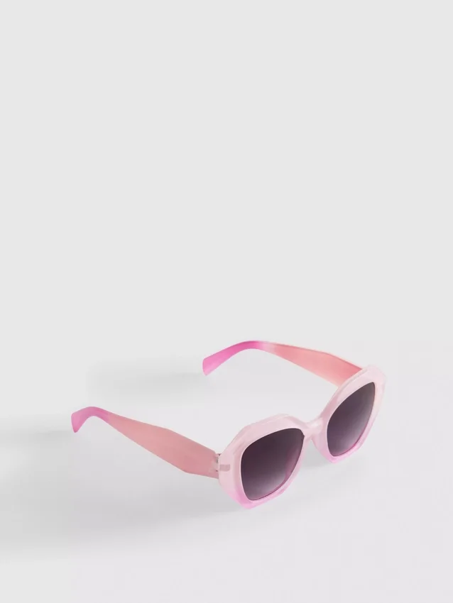 Sonnenbrille mit facettiertem Rahmen