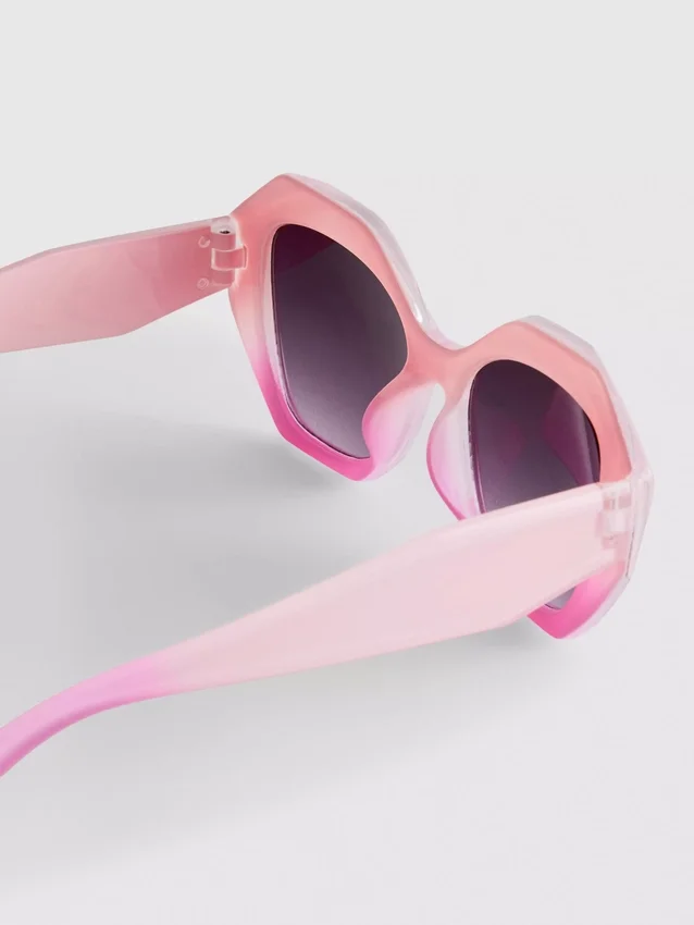Sonnenbrille mit facettiertem Rahmen