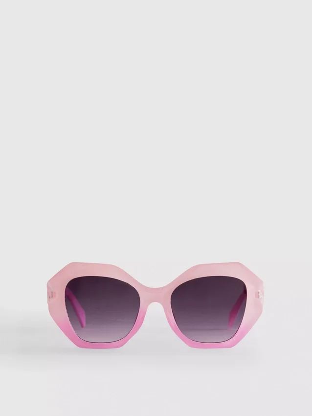 Sonnenbrille mit facettiertem Rahmen