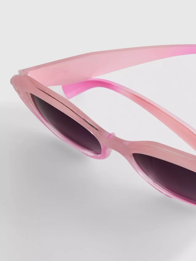 Sonnenbrille mit facettiertem Rahmen
