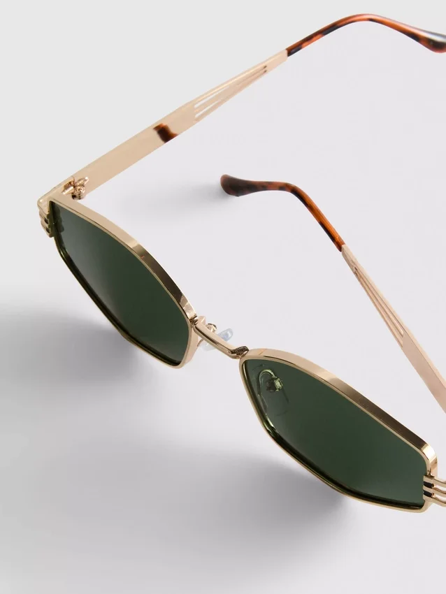 Sonnenbrille mit geometrischem Metallrahmen