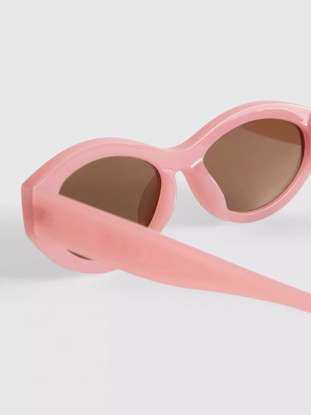 Sonnenbrille mit ovalem Rahmen