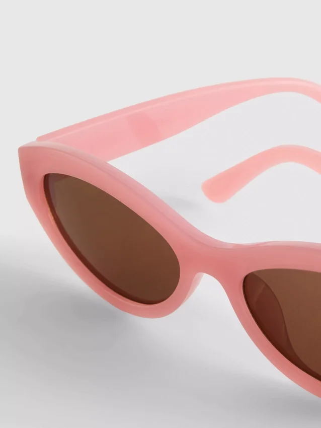 Sonnenbrille mit ovalem Rahmen