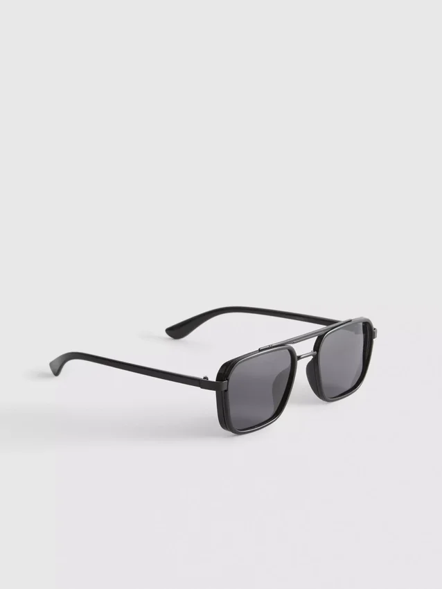 Sonnenbrille mit quadratischem Rahmen