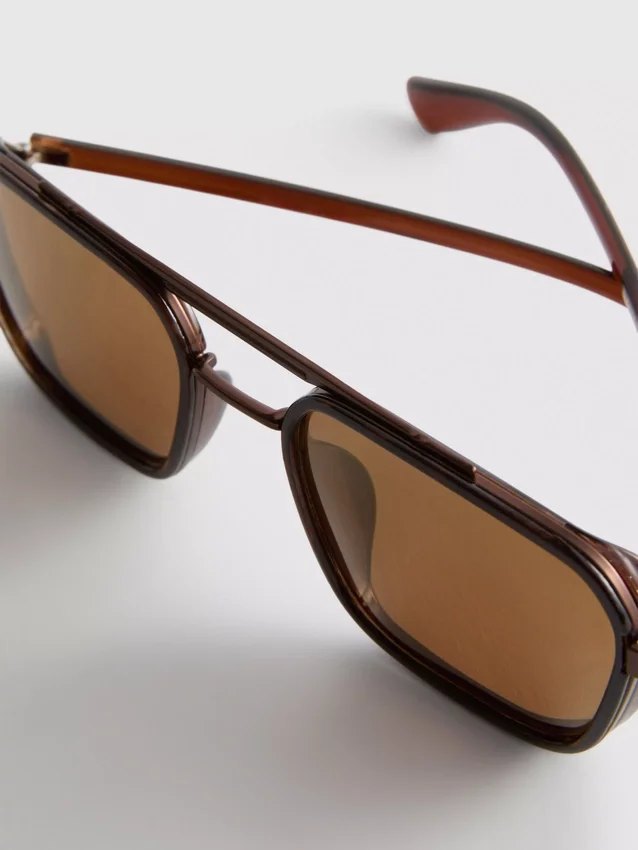 Sonnenbrille mit quadratischem Rahmen