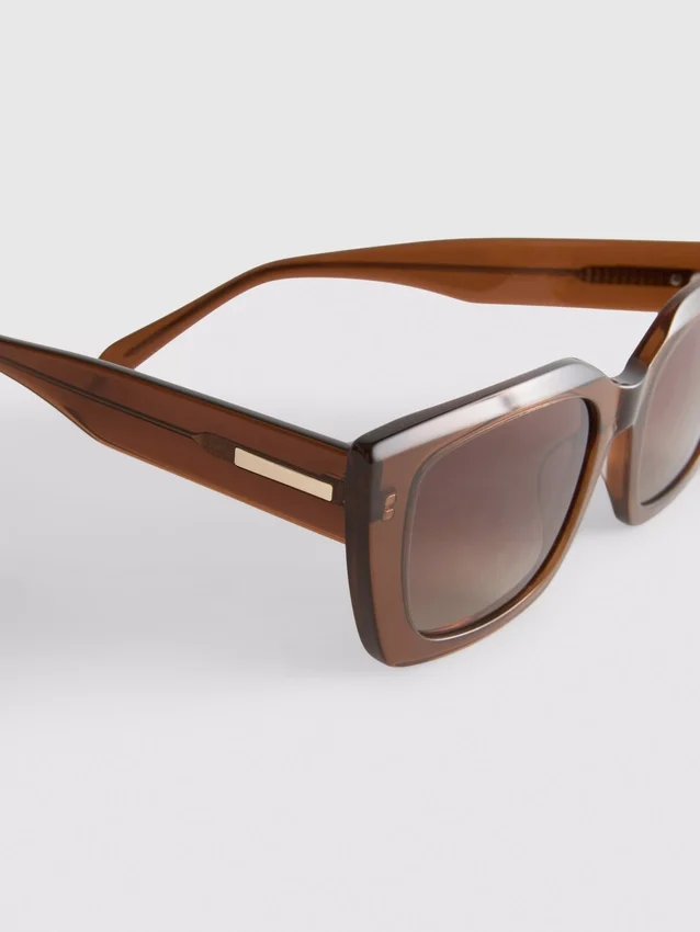 Sonnenbrille mit quadratischem Rahmen