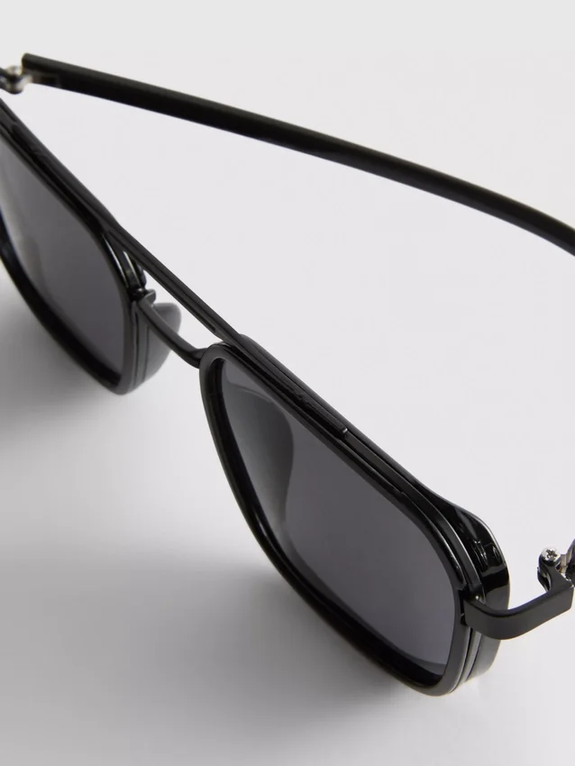 Sonnenbrille mit quadratischem Rahmen
